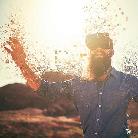 Homme utilisant casque VR